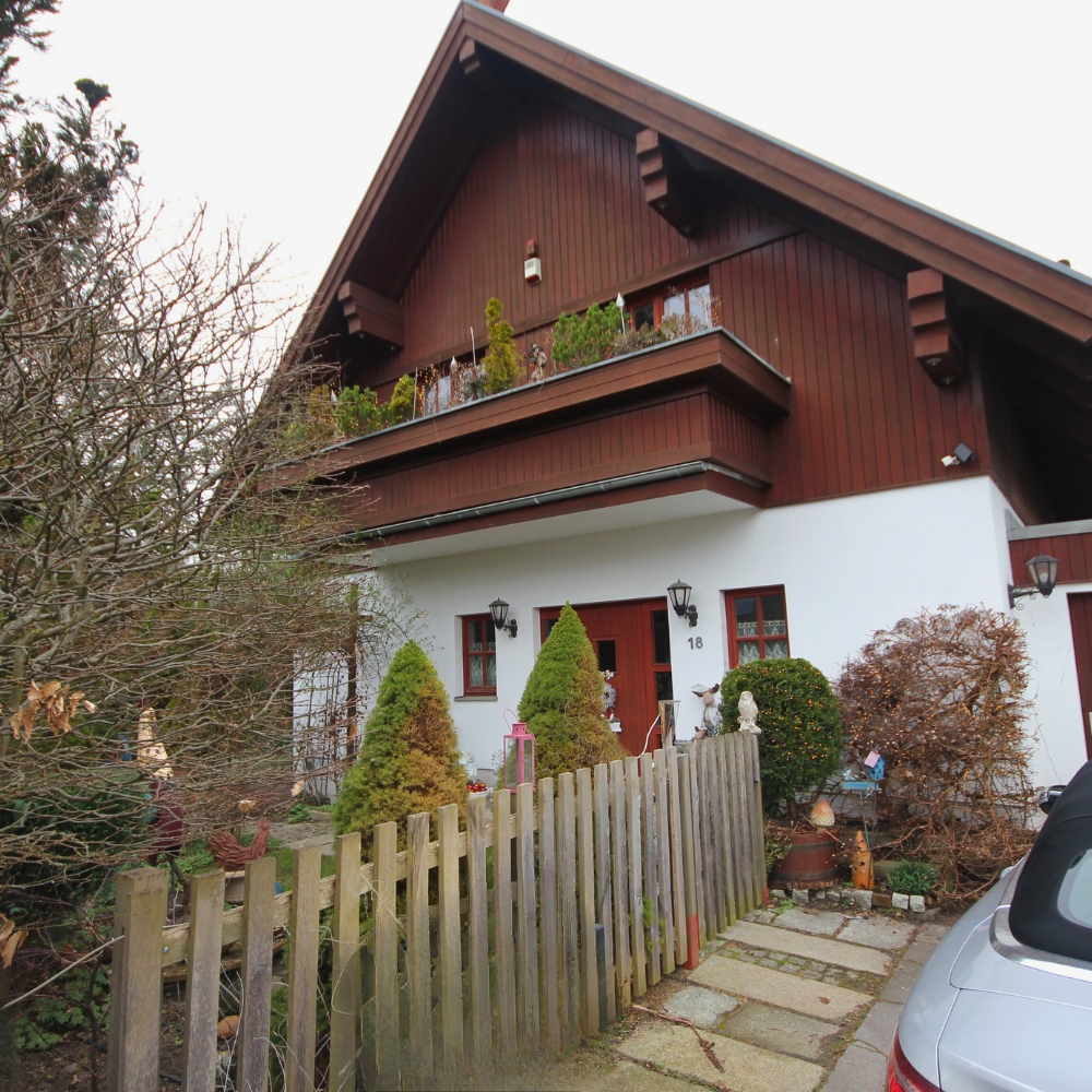 Elegante Architektenvilla mit Gartenidylle und Wellnesskomfort
