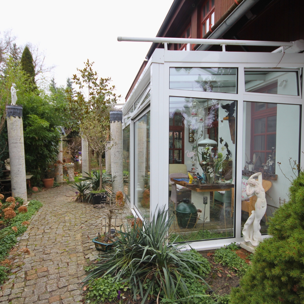 Elegante Architektenvilla mit Gartenidylle und Wellnesskomfort