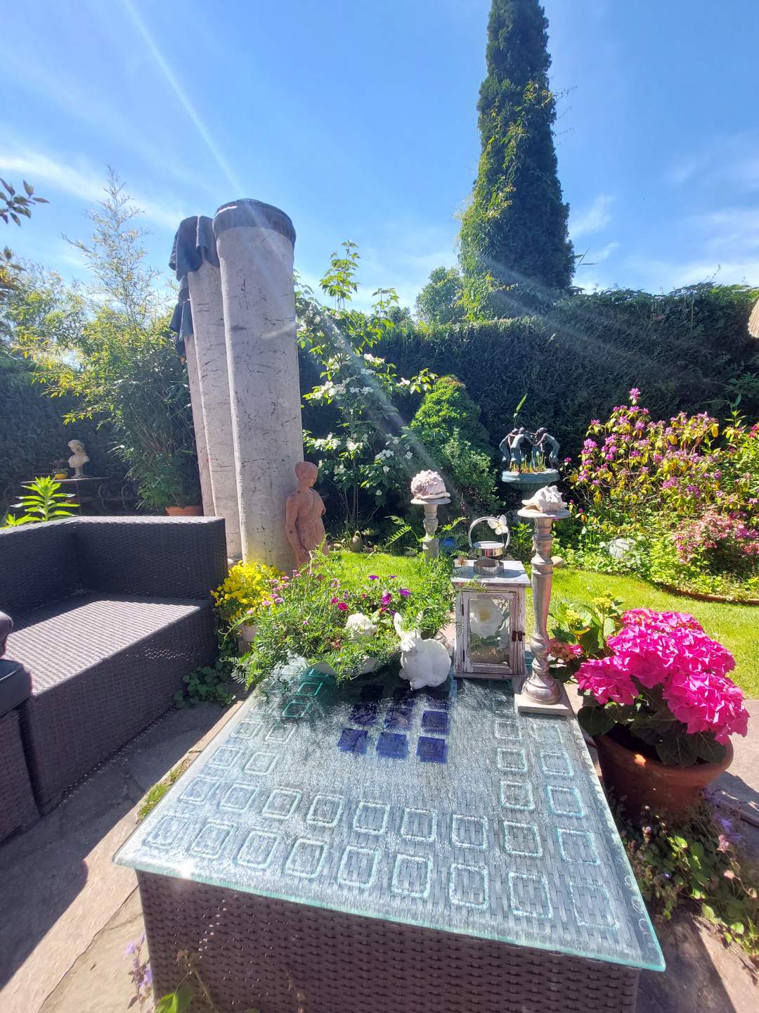 Elegante Architektenvilla mit Gartenidylle und Wellnesskomfort