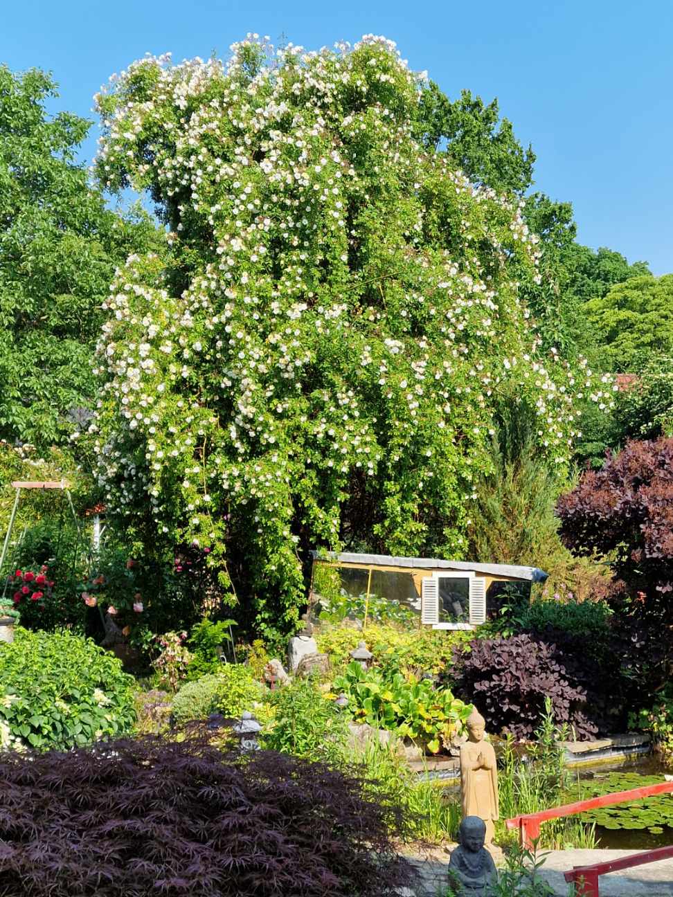 Elegante Architektenvilla mit Gartenidylle und Wellnesskomfort