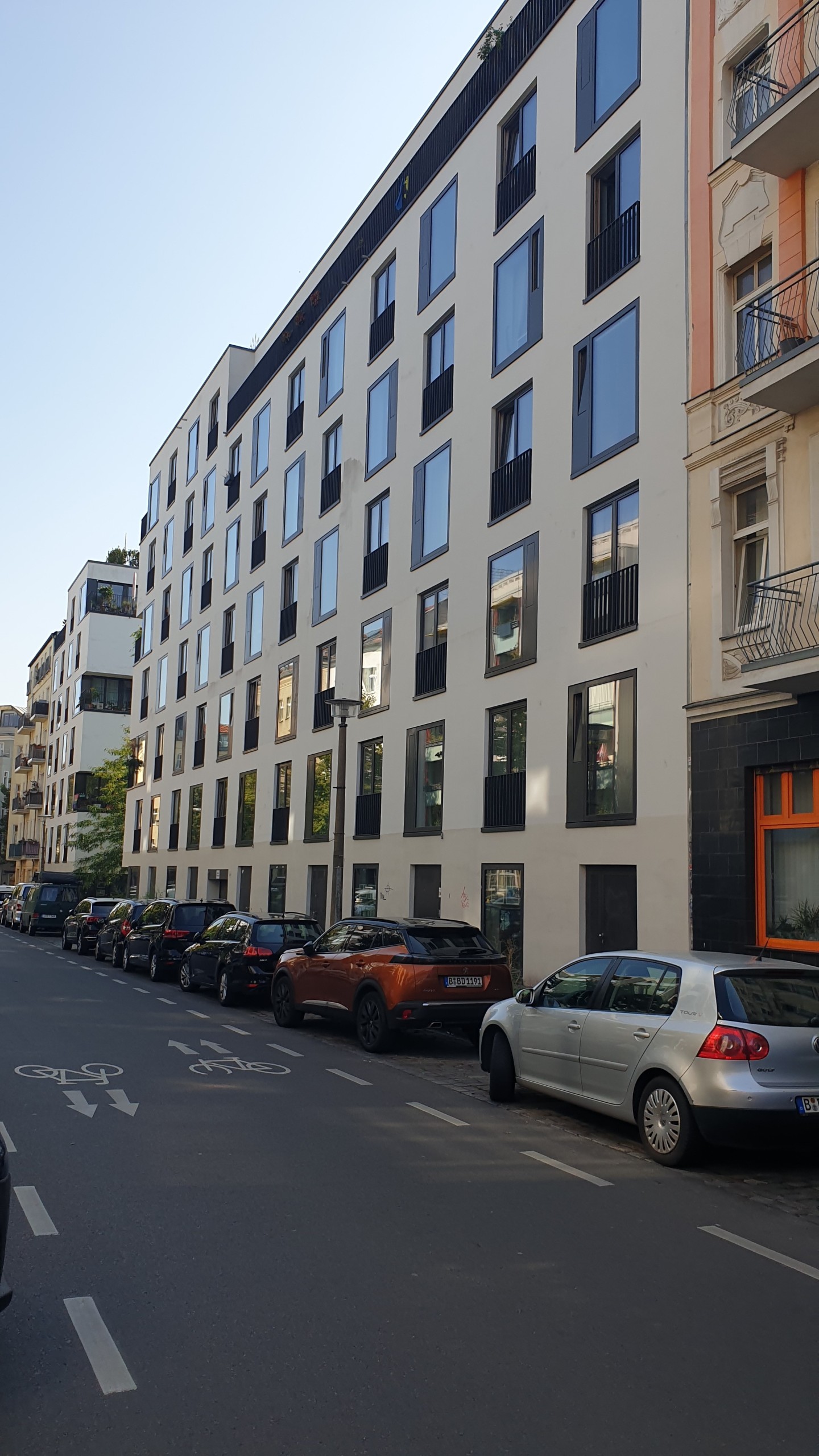 Tiefgaragenstellplatz im Samariterkiez Berlin-Friedrichshain mit PKW-Aufzug und E-Ladevorbereitung