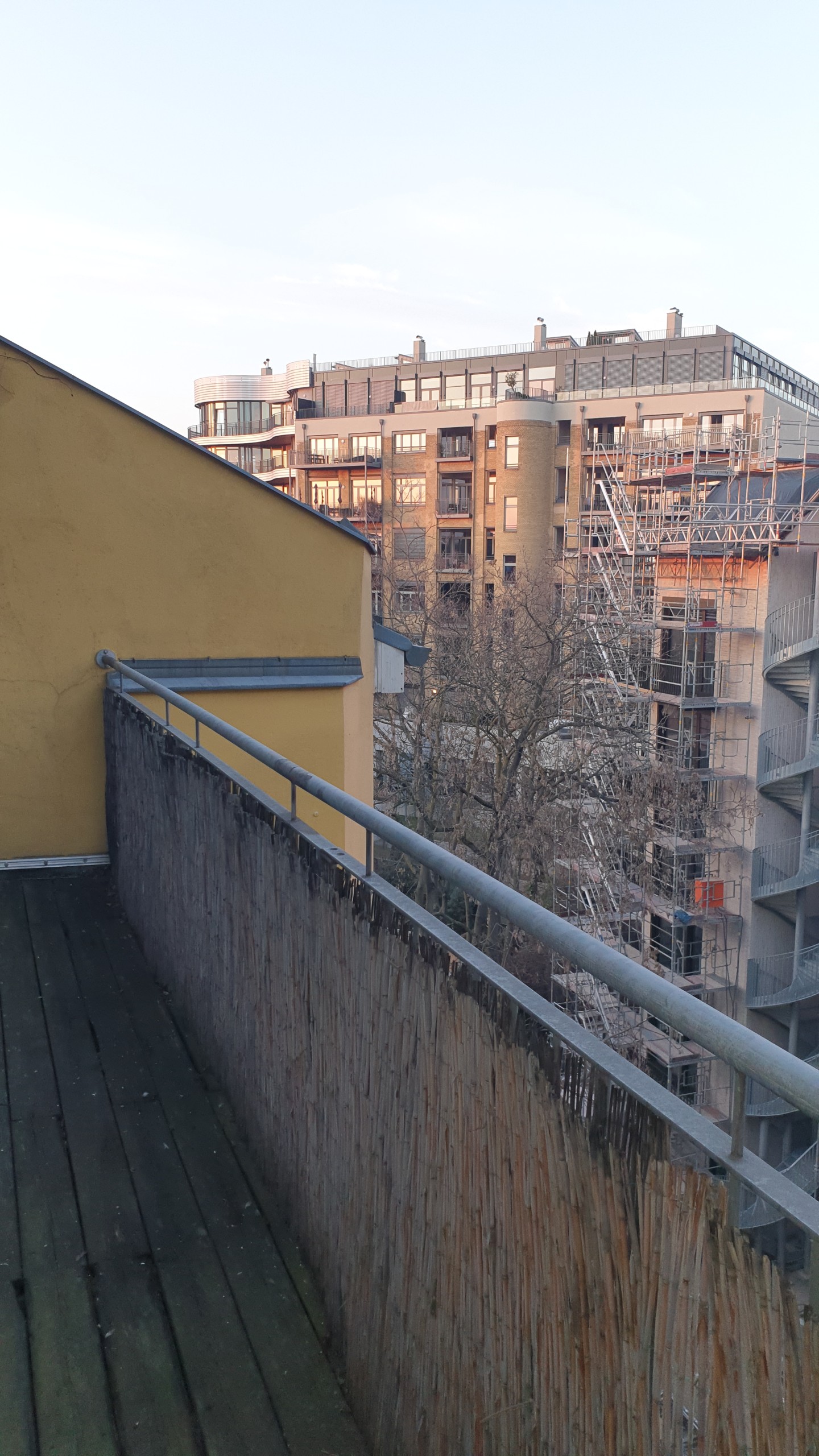Geräumiges Dachgeschoss mit 2 Balkonen